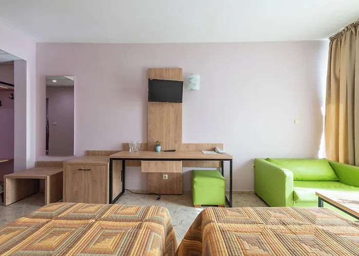 Ivana Palace - Free Parking Hotell